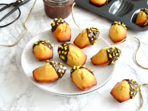 Madeleines enrobées de chocolat et d'éclats de pistaches, un cadeau gourmand