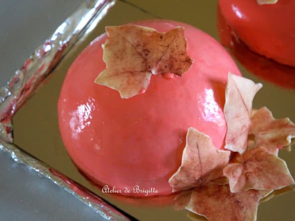 Entremet délicieux et festif à la vanille, insert confit de fraises