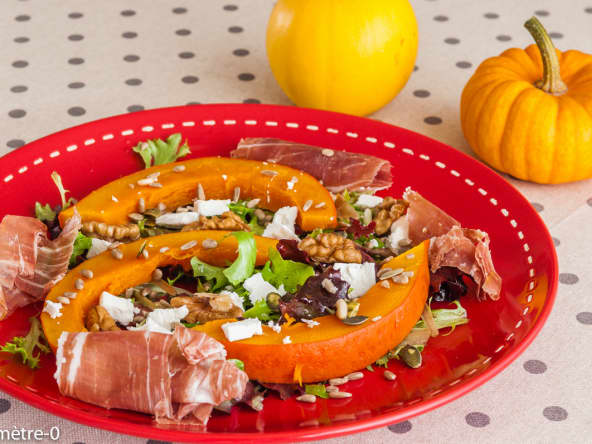 Salade de potimarron aux jeunes pousses, jambon, noix et fêta