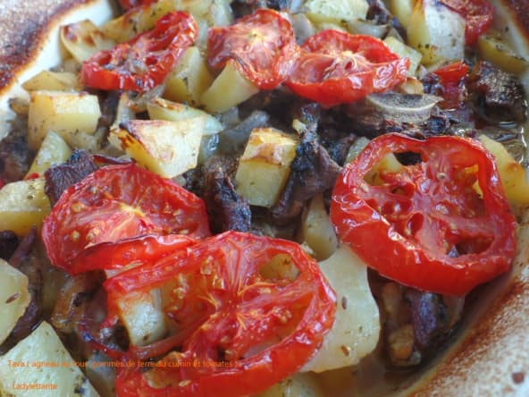 Tava chypriote : agneau au four, pommes de terre au cumin et tomates