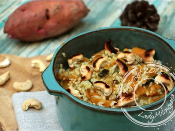Riz au curry de courgettes, patates douces et noix de cajou