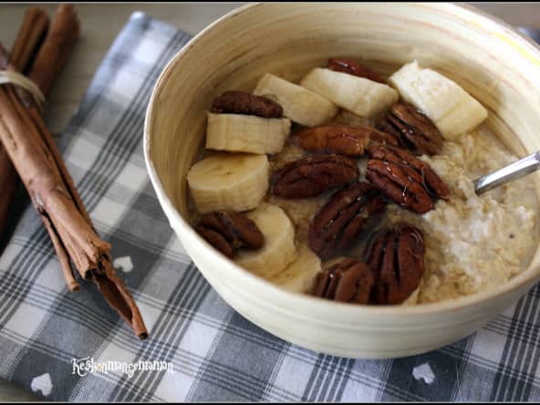 Porridge végétalien cru au lait d'amandes et fruits secs