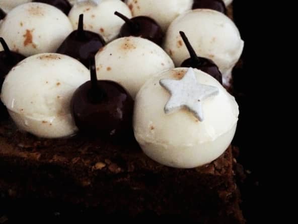 Brownie nougatines à la panna cotta tonka et cerises au sirop