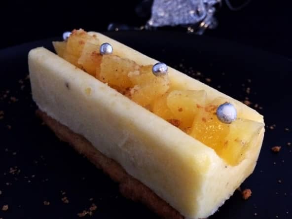 Bûchette de déclinaison d'ananas sur son lit de sablé vanille