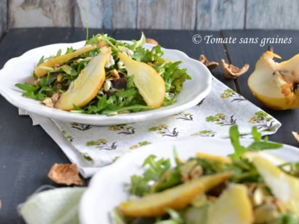 Salade de mesclun à la poire et au roquefort
