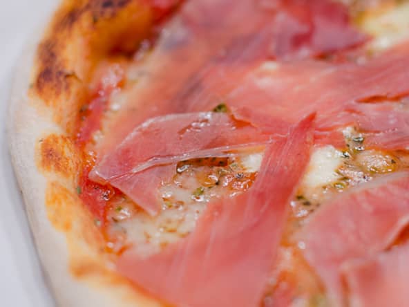 Pizza au jambon Serrano et au comté