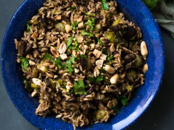 Salade épicée de riz complet, choux de Bruxelles et cacahuètes