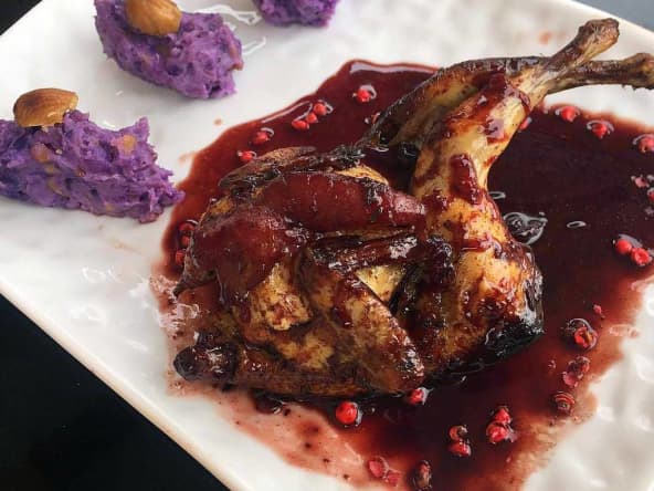 Caille rôtie au miel et à la fleur de thym et purée de vitelotte