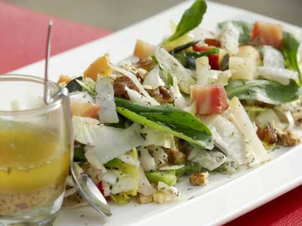 Salade acido-basique aux légumes, fruits et oléagineux de saison.