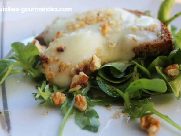 Salade de chèvre chaud et noix