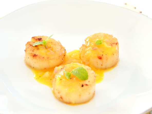 Noix de Saint-Jacques poêlées à l'orange et au gingembre fraîchement râpé