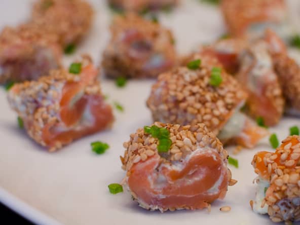 Petits roulés de truite fumée, à l'avocat et au fromage frais pour les fêtes