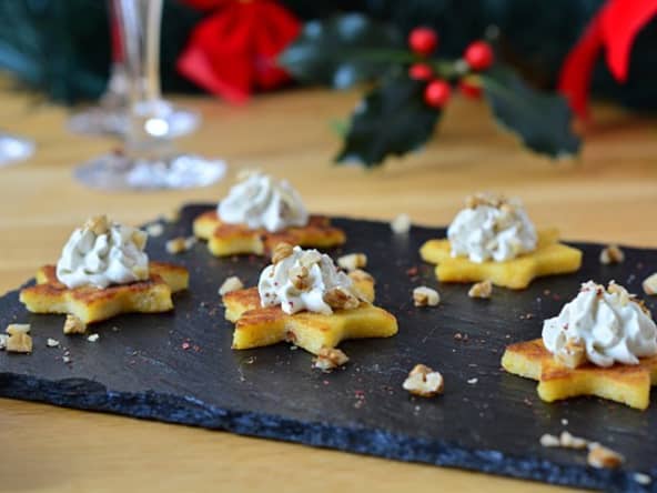 Toasts de polenta au bleu d'Auvergne et aux noix