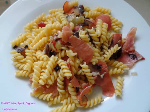 Fusilli d'inspiration italienne, salade trévise, speck, oignons