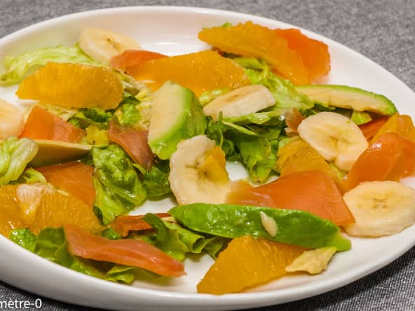 Salade de truite fumée à l'avocat, aux bananes et aux oranges