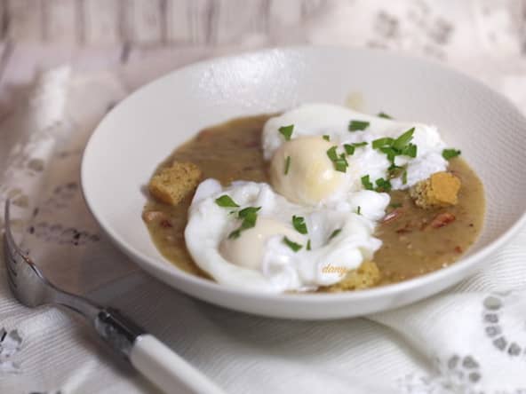 Oeufs pochés en meurette au vin blanc de Bourgogne
