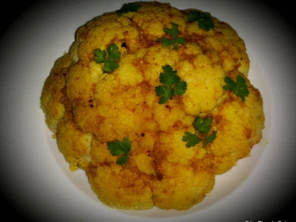 Chou-fleur entier rôti au beurre à l'ail et aux épices