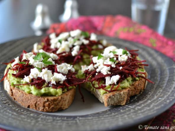 Tartines avocat, feta et betterave