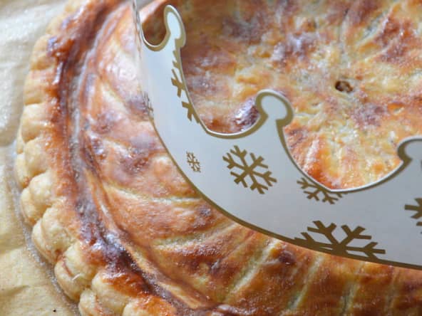 Galette des rois de l'épiphanie crème d'amande et noisette à la fève Tonka, poire et chocolat