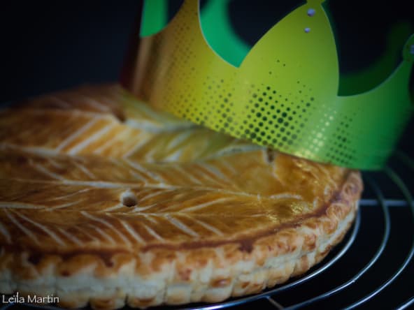 Galette des rois feuilletée frangipane, pommes caramélisées et caramel au beurre salé