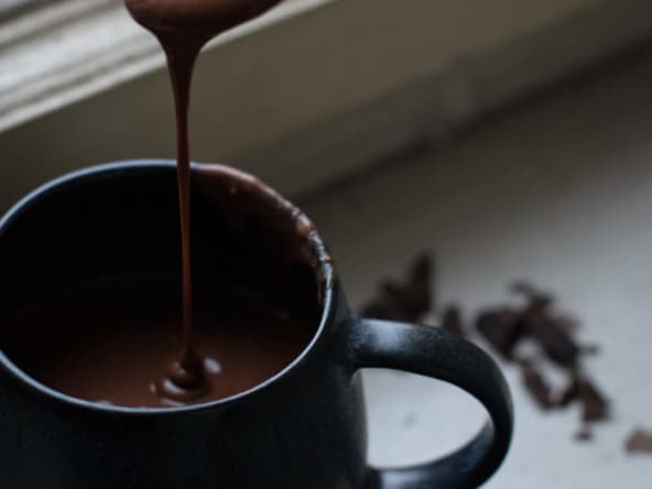 Chocolat chaud crémeux aux épices et beurre de cacahuètes