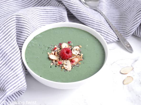 Mon smoothie bowl à la spiruline et beurre de cacahuète (vegan)