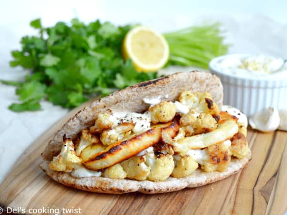 sandwiches au pains pita garnis de chou-fleur au citron, halloumi et aioli vegan