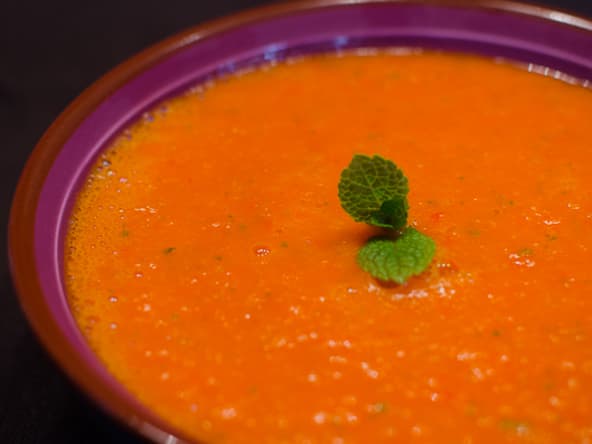 Soupe de poivrons rouges à la menthe