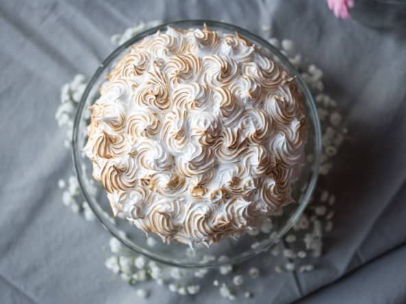 Layer cake aux noisettes meringué pour un anniversaire