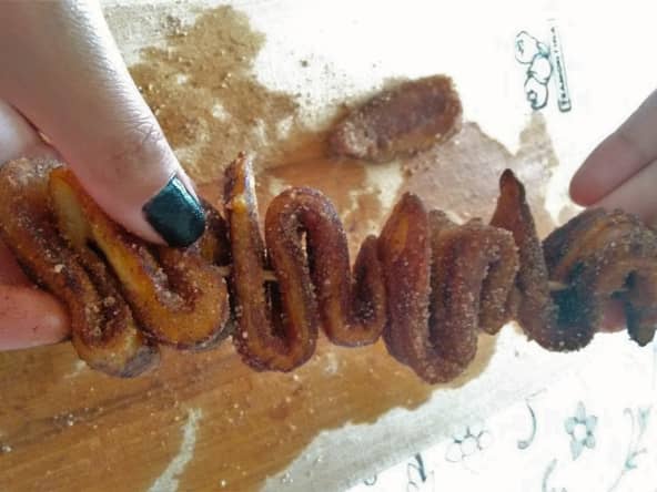 Brochette de plantain frite panée au sucre et à la cannelle