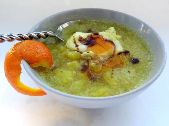 Bouillabaisse du pauvre orange et safran, aux oeufs pochés