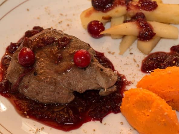 Pavés d'autruches, purée de potimarron, panais glacés, canneberges