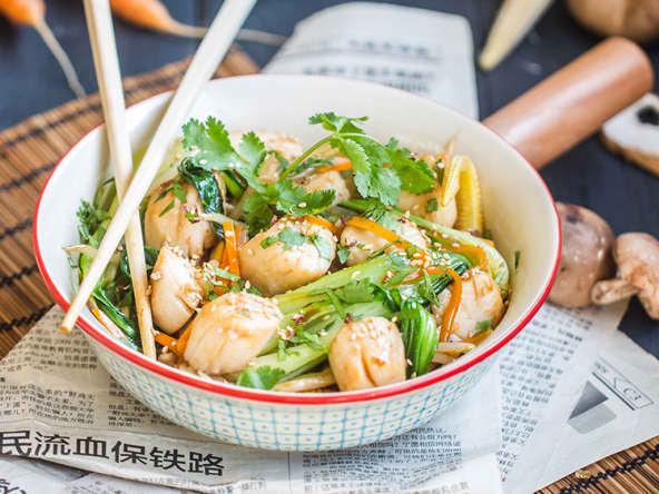 Wok original de saint-jacques, pak choy et poivre de sichuan