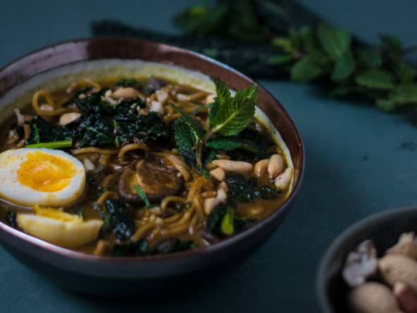 Soupe de noodles au chou kale, cacahuètes, lait de coco et curry