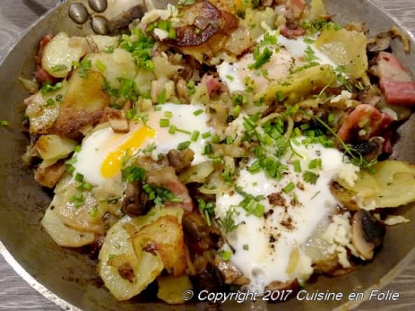 Poêlée forestière aux oeufs, aux châtaignes, aux champignons et au lard