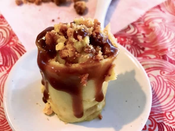 Makis de crêpes pommes-bananes, crumble tonka-coco