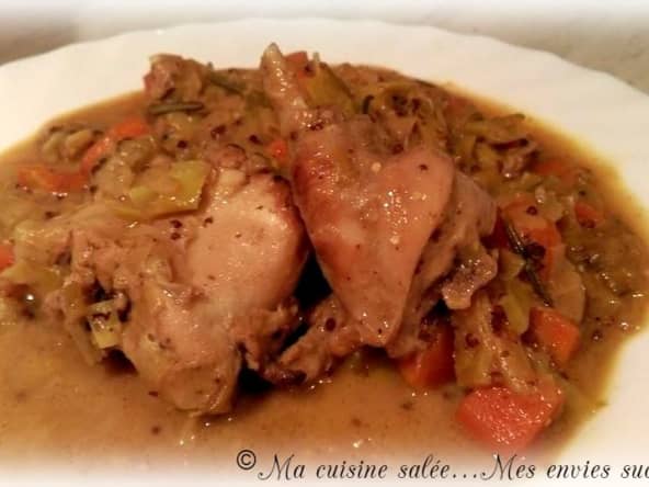 Lapin à la bière et à la moutarde ancienne sur lit de poireaux