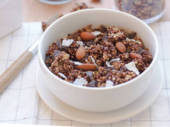 Granola au chocolat, amandes, noix de coco et quinoa soufflé (sans gluten et à IG bas)