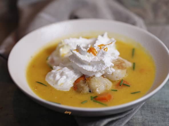 Soupe de carottes à l'orange aux St-Jacques et chantilly au cumin