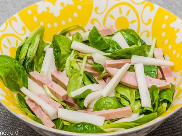 Salade de mâche, cervelas et radis noir