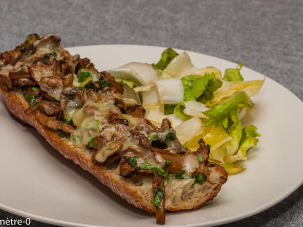 Croûte aux girolles et à l'emmental