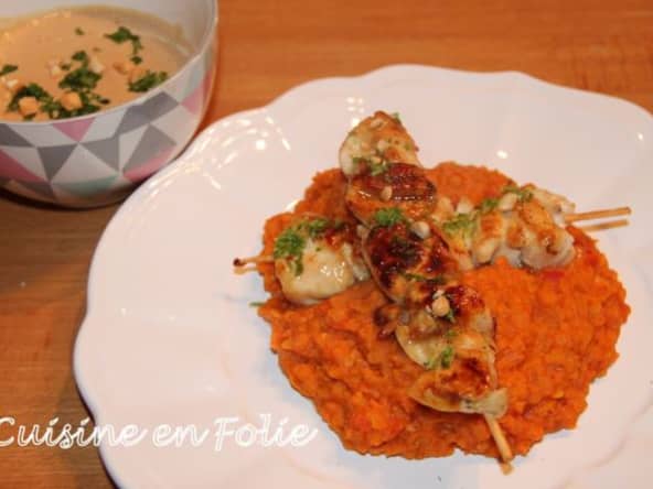 Brochette de poulet au citron, sauce cacahuète, dahl de lentilles corail au lait de coco