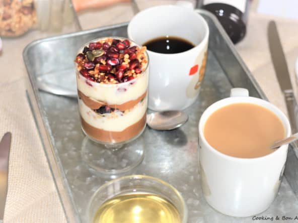 Parfait crémeux végétalien chocolat, granola et grenade