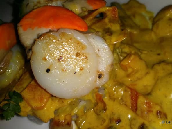 Noix de Saint Jacques et tagliatelles de carottes au lait de coco
