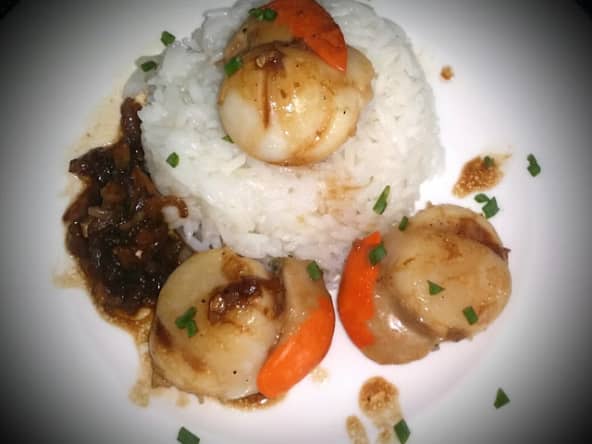 Noix de Saint Jacques sautées à l'ail, gingembre et sauce Soja