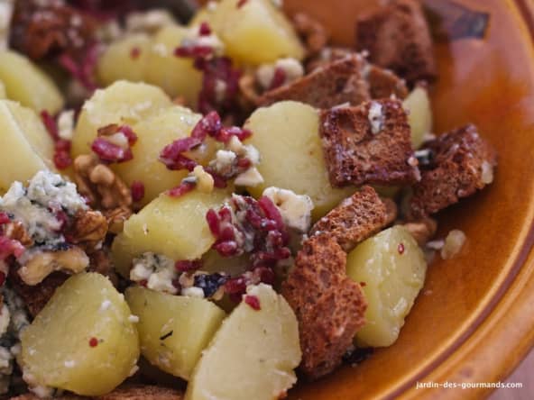 Salade pommes de terre, noix et roquefort