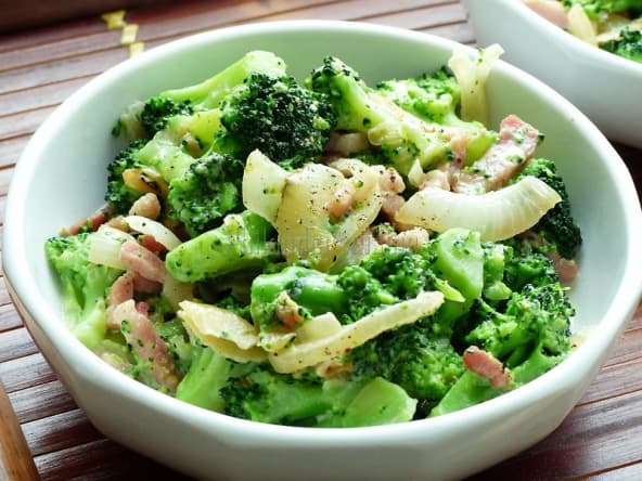 Brocolis aux lardons et aux oignons