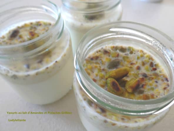 Yaourts au lait d'amandes et pistaches grillées