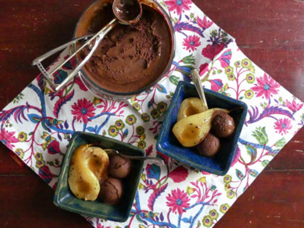 Sorbet au chocolat et poires au four
