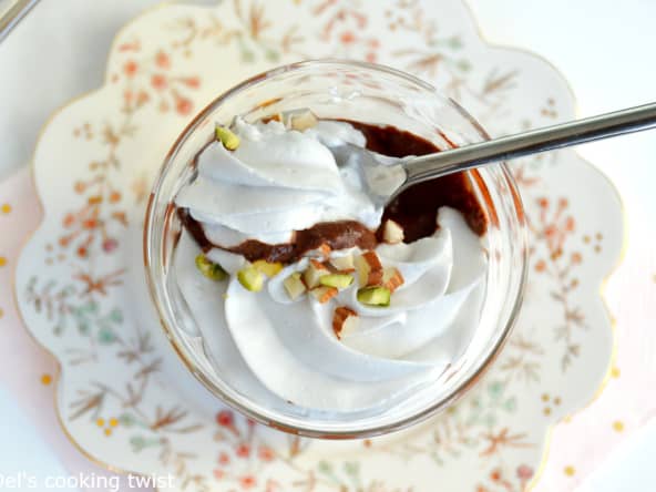 Des mousses vegan et gourmandes au chocolat et chantilly à la noix de coco